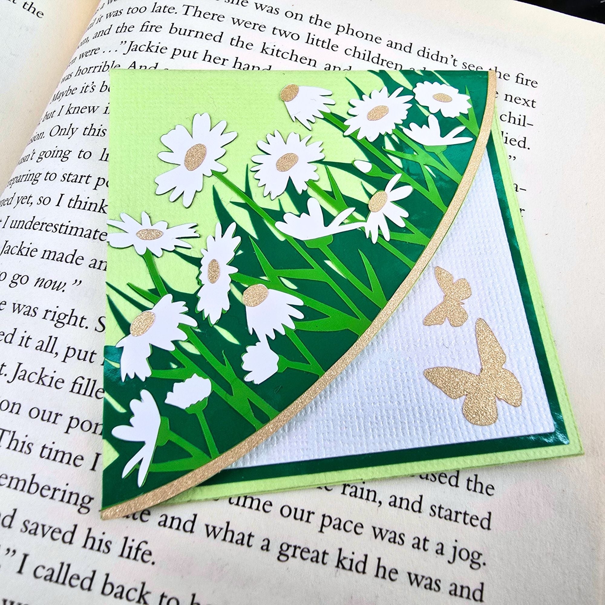 Daisies Deluxe Handmade Corner Bookmark