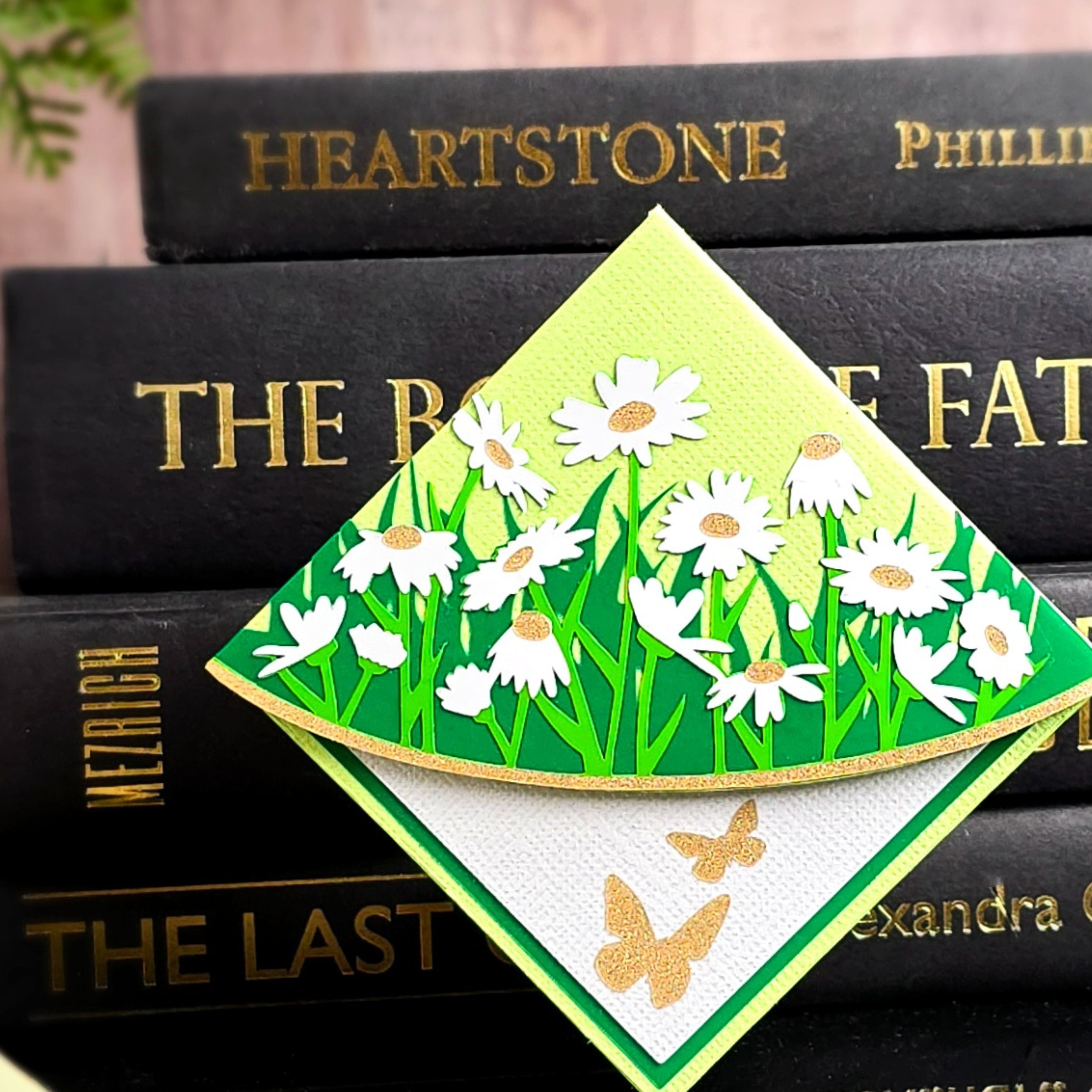 Daisies Deluxe Handmade Corner Bookmark